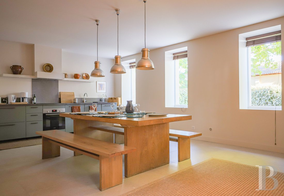 Dans le Vaucluse, au sud-est de Cairanne, une maison dédiée à la villégiature au cœur d’un domaine viticole  - photo  n°4
